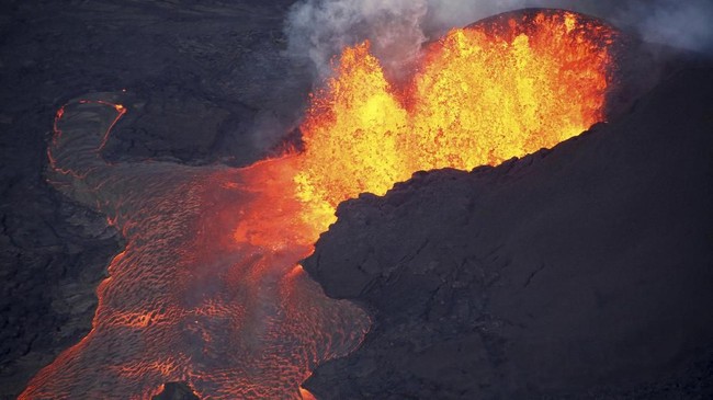 Sebuah kapal yang mengadakan 'tur lava' terkena gumpalan 'bom lava', sedikitnya 23 luka-luka, satu mengalami luka serius yakni tulang pahanya retak.
