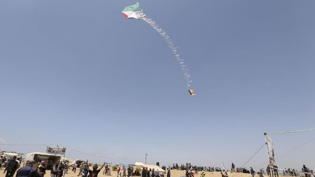 Israel memblokir pasokan bahan bakar dan gas ke Jalur Gaza sebagai balasan atas penerbangan layangan dan balon pembawa api di sepanjang perbatasan.