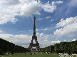 Bikin Panik! Pria Terjun Bebas dari Menara Eiffel Pakai Parasut