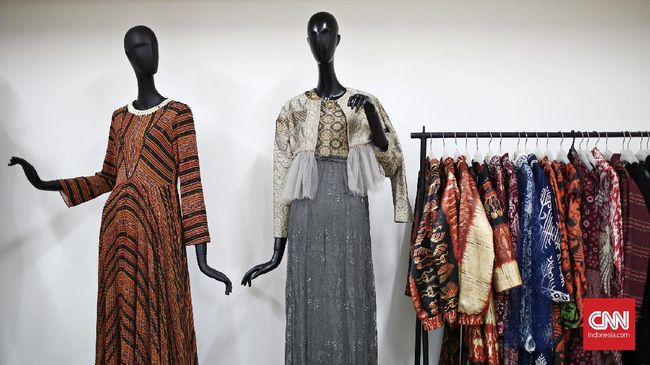 Desainer Itang Yunasz menilai desain busana muslim mulai menanjak popularitasnya, dan ada potensi Indonesia menjadi pusat industri busana muslim di 2020.