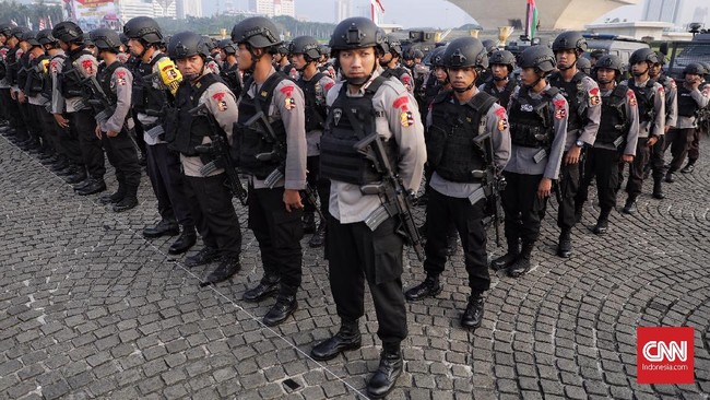 Mabes Polri menjanjikan sanksi tegas sudah menunggu jika ada anggota mereka yang ketahuan berpihak kepada kelompok politik tertentu dalam pilkada serentak.