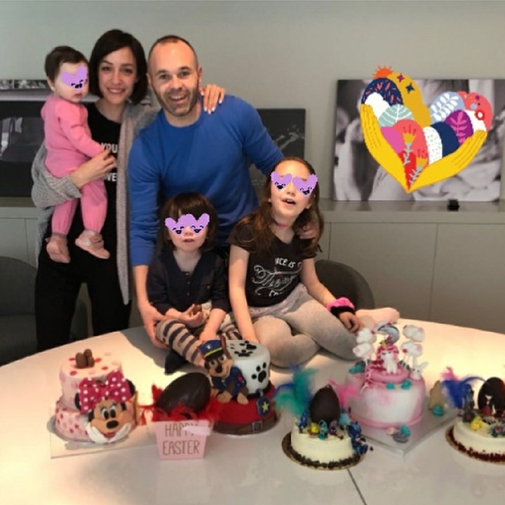 <p>Iniesta bersama istri dan ketiga anaknya, Valeria, Paolo, dan Siena. (Foto: Instagram/andresiniesta8)</p>