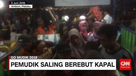 Ratusan Penumpang Berebut Naik ke Kapal Pelni