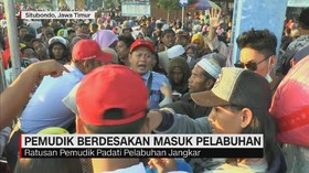 Pemudik Berdesakan Masukan Pelabuhan