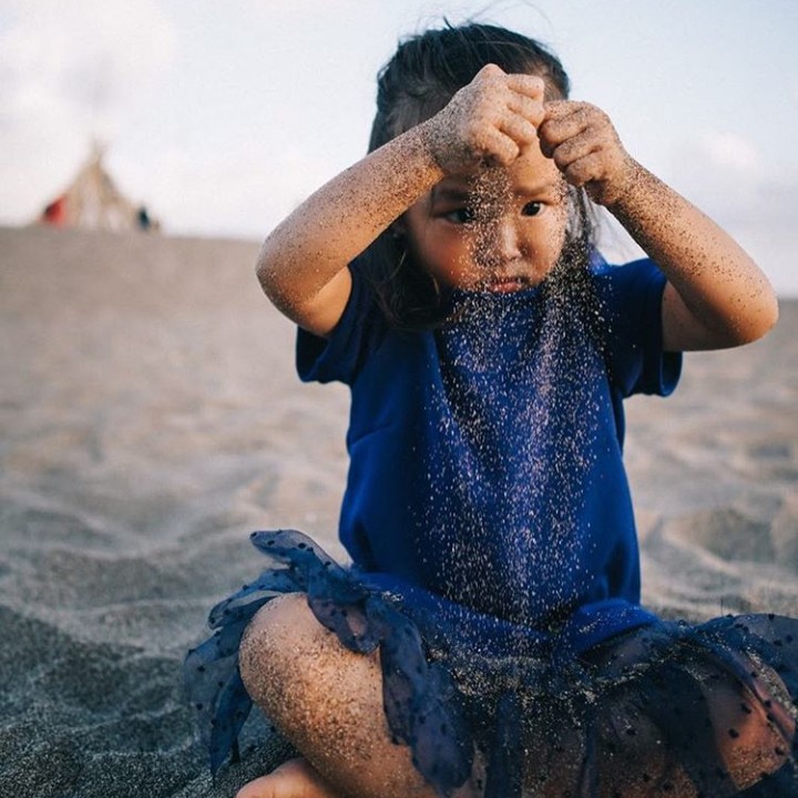 <p>Ini sedang serius main pasir. (Foto: Instagram @thaliaputrionsu)</p>