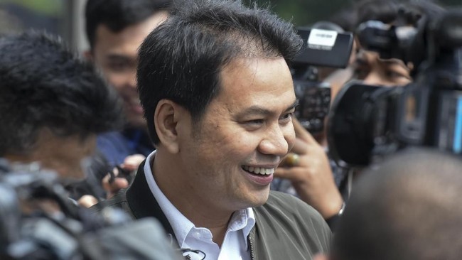 Ketua Badan Anggaran DPR Azis Syamsuddin diperiksa di gedung KPK, Jakarta, Rabu (6/6). Politisi Partai Golkar itu diperiksa KPK sebagai saksi dalam kasus korupsi proyek pengadaan KTP elektronik dengan tersangka Irvanto Hendra Pambudi Cahyo dan pengusaha Made Oka Masagung. ANTARA FOTO/Hafidz Mubarak A/ama/18