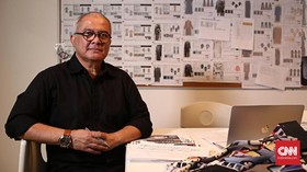 FOTO: Di Balik Proses Kreatif Desainer Itang Yunasz