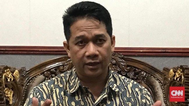 Diduga Pro-HTI, Guru Besar Undip Prof Suteki Dinonaktifkan dari jabatannya sebagai Ketua Prodi Magister Ilmu Hukum.