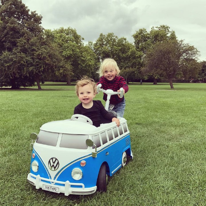 <p>Kenalan yuk sama dua bocah menggemaskan ini. Mereka Sailor Gene Gardner dan Lula Rose Gardner, anak Liv Tyler dan Dave Gardner. (Foto: Instagram/davidgardner)</p>