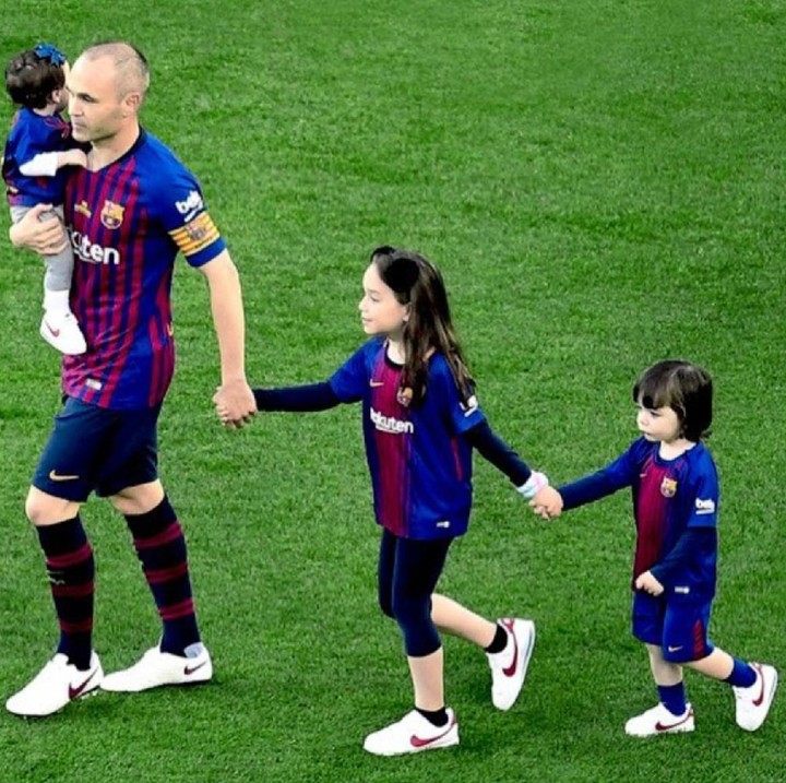 <p>Ayah Iniesta membawa anak-anaknya ke lapangan hijau nih. (Foto: Instagram/annaortiz)</p>