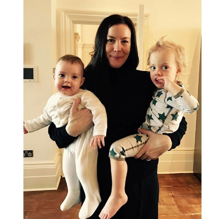 <p>Yeay! Happy-nya Sailor dan Lula di gendongan sang bunda. (Instagram/misslivalittle)</p>