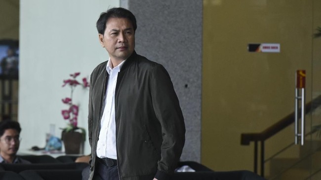 Ketua Badan Anggaran DPR Azis Syamsuddin diperiksa di gedung KPK, Jakarta, Rabu (6/6). Politisi Partai Golkar itu diperiksa KPK sebagai saksi dalam kasus korupsi proyek pengadaan KTP elektronik dengan tersangka Irvanto Hendra Pambudi Cahyo dan pengusaha Made Oka Masagung. ANTARA FOTO/Hafidz Mubarak A/ama/18