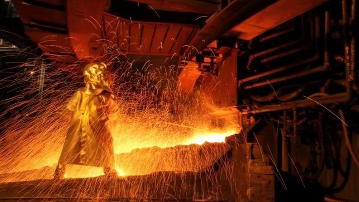 A worker uses the tapping process to separate nickel ore from other elements at a nickel processing plant in Sorowako, South Sulawesi Province, Indonesia March 1, 2012. REUTERS/Yusuf Ahmad