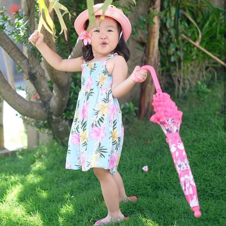 <p>Tuh, sudah makin pintar bergaya. Ya ampun, menggemaskan sekali kamu, Nak. (Foto: Instagram @thaliaputrionsu)</p>