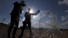 FOTO: Palestina Serbu Israel dengan Layang-layang