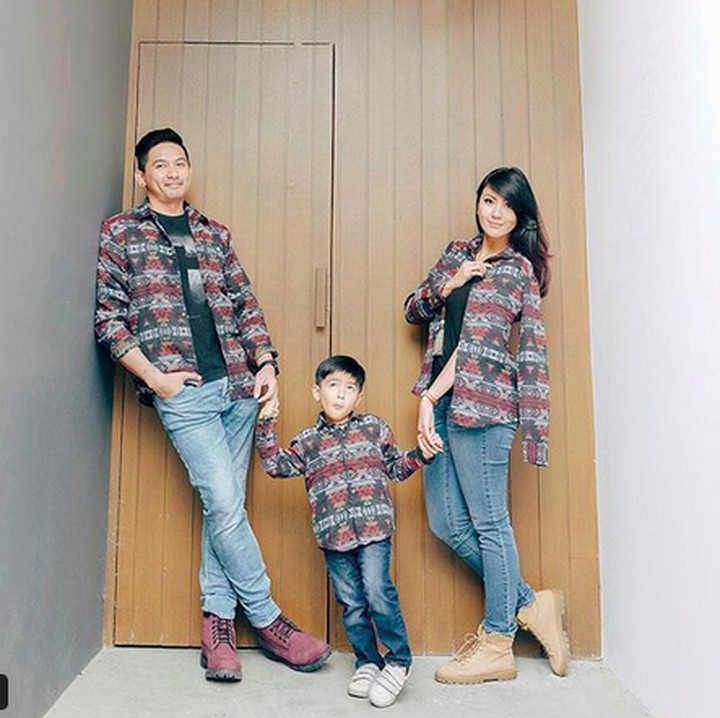 <p>Pakai baju kompakan sama keluarga juga kece kok dengan tampilan kasual kayak gini. (Foto: Instagram/ @mrssharena)</p>