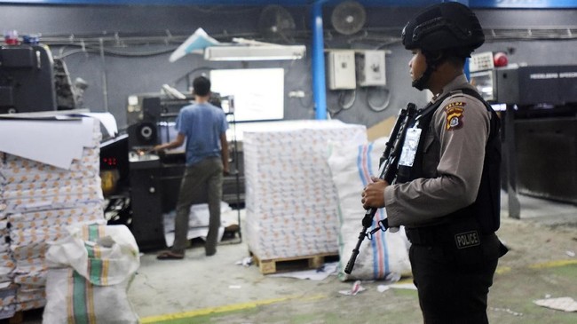 Dikatakan Kabid Humas Polda Metro Jaya Kombes Pol Argo Yuwono, 41 ribu personel akan disebar ke 14 ribu TPS di sebagian besar wilayah Jabar dan Banten.