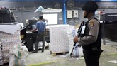 FOTO: Kelola Surat Suara untuk Pilkada Serentak Pilkada serentak di 171 wilayah se-Indonesia tinggal 20 hari lagi. Segenap sumber daya di seluruh Indonesia pun dikerahkan guna mempersiapkan logistik pemilu.