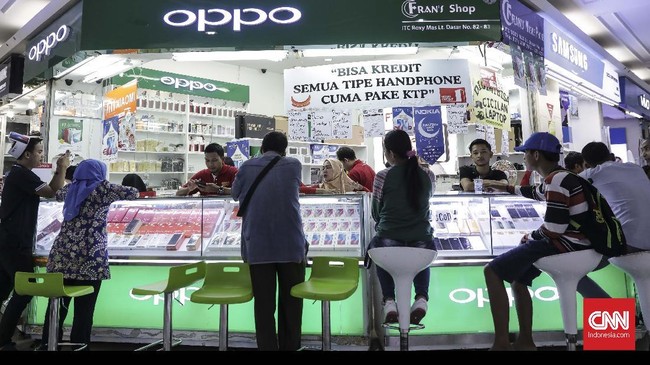 Hasil survei ini menunjukkan ponsel mendapat skor 43,1 persen, sedangkan baju hanya 28,9 persen.