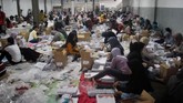 FOTO: Kelola Surat Suara untuk Pilkada Serentak Pilkada serentak di 171 wilayah se-Indonesia tinggal 20 hari lagi. Segenap sumber daya di seluruh Indonesia pun dikerahkan guna mempersiapkan logistik pemilu.