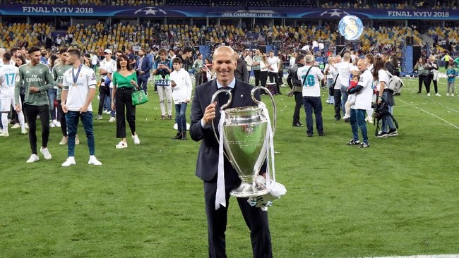 Zinedine Zidane resmi kembali jadi pelatih Real Madrid dan terikat kontrak hingga tahun 2022 mendatang.