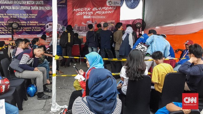 Posko Angkutan Motor Gratis di Kampung Bandan, Jakarta Utara, mulai dibuka dan langsung diserbu antrean panjang.