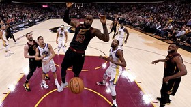 FOTO: Golden State Warriors Selangkah Lagi Juara NBA