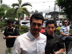 Video: Ramai-ramai Geruduk Instagram Fachri Albar dan Istri gegara Narkoba