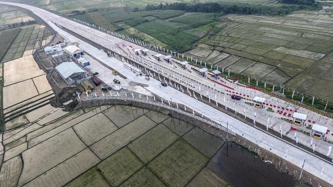 Pertamina mengantisipasi lonjakan konsumsi Bahan Bakar Minyak di jalur tol, terutama di Tol Jawa. Hal itu tak lepas dari kondisi baru pada Lebaran 2019.
