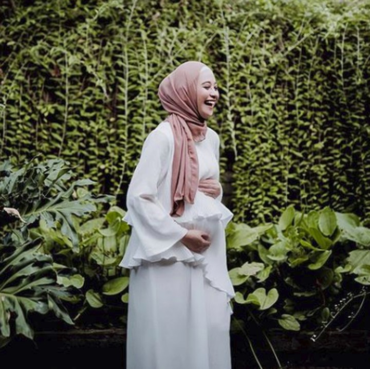 <p>Usia kehamilan Poppy sekarang sudah memasuki minggu ke-33, Bun.  (Foto: Instagram @maknafoto via @poppybungariphat)</p>