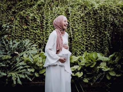 Hamil Anak Kedua, Poppy Bunga Makin Glowing