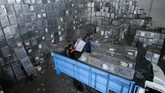 FOTO: Kelola Surat Suara untuk Pilkada Serentak Pilkada serentak di 171 wilayah se-Indonesia tinggal 20 hari lagi. Segenap sumber daya di seluruh Indonesia pun dikerahkan guna mempersiapkan logistik pemilu.