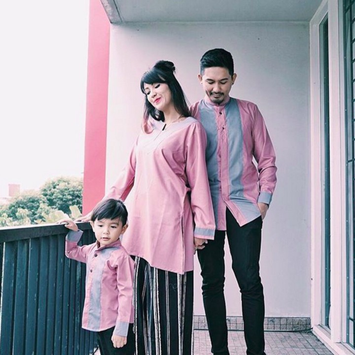 <p>Ayah dan si jagoan kecil pakai baju bernuansa pink seperti bunda? Nggak masalah kok. (Foto: Instagram/ @tail_wagging)  </p>