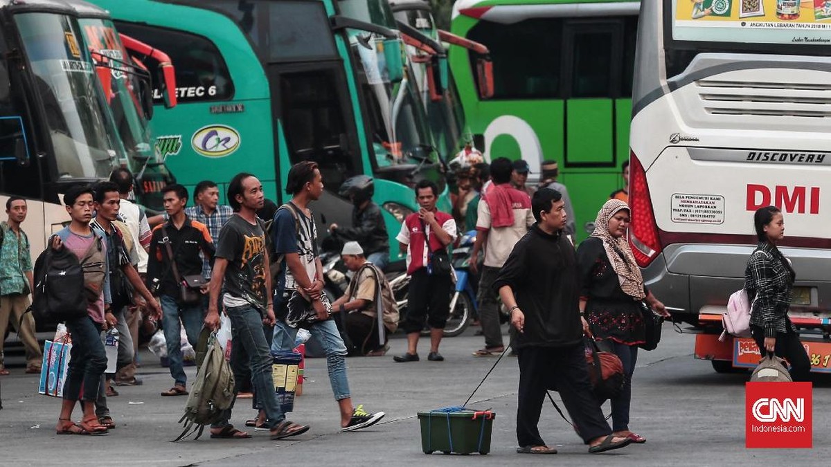FOTO: Arus Mudik di Terminal Kampung Rambutan