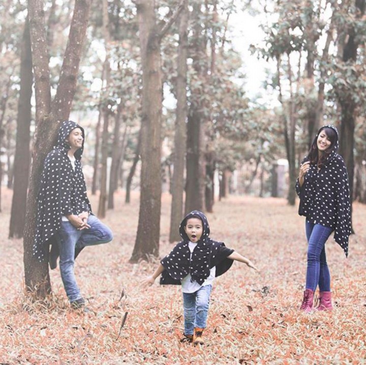 <p>Pakai outer motif polkadot dan celana jeans bikin foto keluarga yang satu ini makin kece deh. (Foto: Instagram/ @tail_wagging)</p>