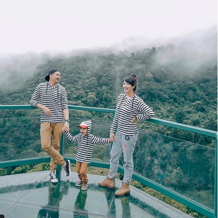 <p>Ryan Delon sering bercanda pakai baju kompakan sama istri dan anak begini biar kayak keluarga. Hi-hi-hi, ada-ada aja ya. (Foto: Instagram/ @tail_wagging)</p>