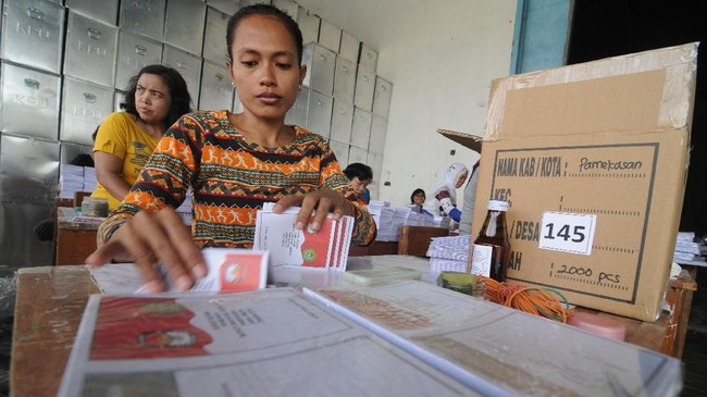 Pekerja melipat surat suara Pilbup Pamekasan 2018 di Gudang KPU Pamekasan, Jawa Timur, Selasa (22/5). Pilkada Pamekasan merupakan satu dari 18 kabupaten/kota dan Pilgub Jatim yang akan dilaksankan serentak pada 27 Juni 2018. ANTARA FOTO/Saiful Bahri/ama/18