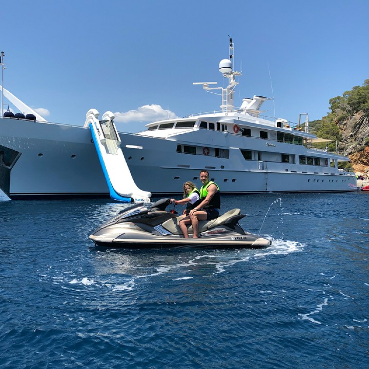 <p>Summer happy banget diajak main speadboat oleh ayahnya. (Foto: Instagram/johnterry)  </p>