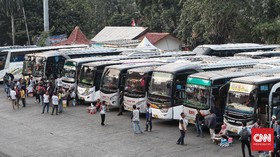 FOTO: Arus Mudik di Terminal Kampung Rambutan