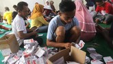 FOTO: Kelola Surat Suara untuk Pilkada Serentak Pilkada serentak di 171 wilayah se-Indonesia tinggal 20 hari lagi. Segenap sumber daya di seluruh Indonesia pun dikerahkan guna mempersiapkan logistik pemilu.