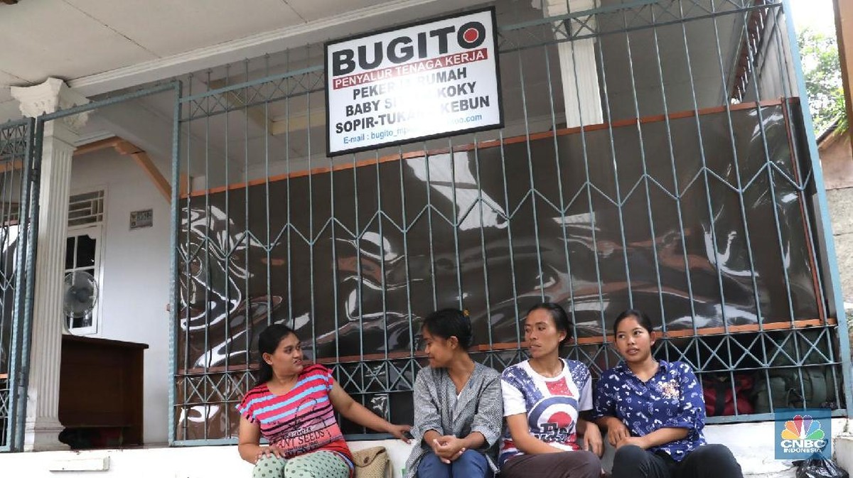 In This Economy: Sarjana Tak Gengsi Kerja Jadi ART