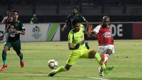 Djadjang Bela Kiper Persebaya dari Cemooh Suporter