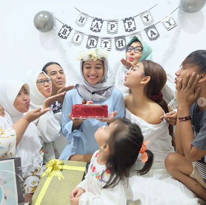 <p>Throwback saat ulang tahun ke-26, Poppy mendapat kado paling spesial yakni hamil anak kedua. (Foto: Instagram @poppybungariphat)</p>