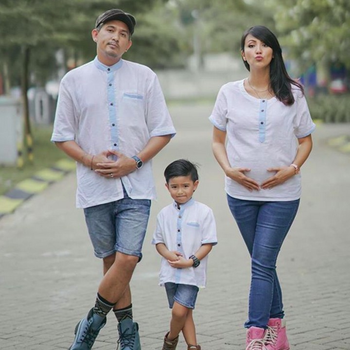 <p>Kurang kompak apa lagi keluarga yang satu ini. Bajunya kembaran, posenya pun serupa. He-he-he.  (Foto: Instagram/ @mrssharena)  </p>
