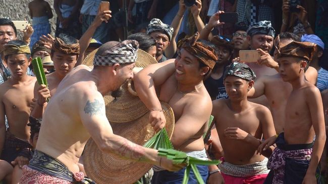 Tiga 'Rumus' Kemenpar Demi Gaet Wisman Tahun Ini Salah satu kendala utama mendatangkan wisman yakni soal penerbangan yang masih harus transit di Jakarta.