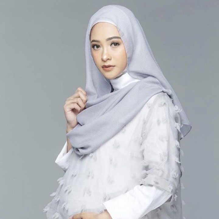 <p>Meski Poppy pernah curhat soal kenaikan berat badan, yang terpenting baginya si kecil sehat. (Foto: Instagram @aldiphoto via @poppybungariphat)</p>