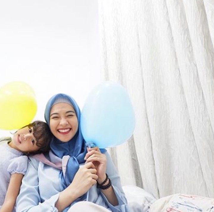 <p>Bumil happy terus nih sama si sulung Khanza. (Foto: Instagram @poppybungariphat)</p>