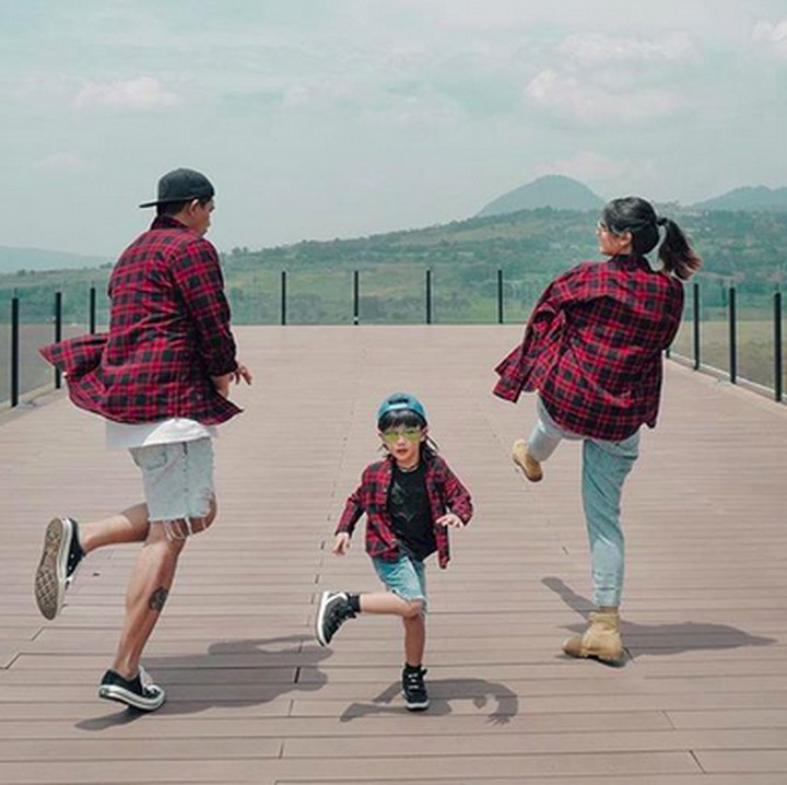 <p>Tebak, Bun, Ryan, Sharena, dan si kecil Ry lagi bergaya apa ya? (Foto: Instagram/ @tail_wagging)  </p>
