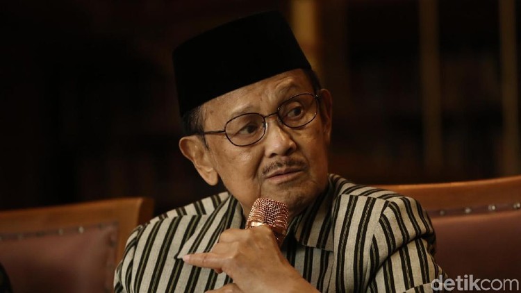 BJ Habibie punya pesan nih untuk para orang tua terkait pemakaian gadget anak. Yuk simak apa pesannya.