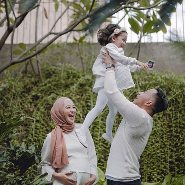 <p>Sehat terus dan lancar ya persalinannya Bunda Poppy. (Foto: Instagram @poppybungariphat)</p>